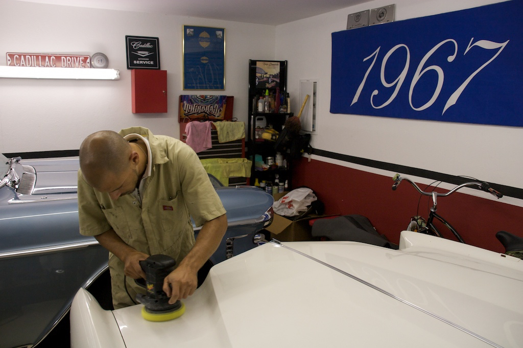 My buddy Tayfun helped me cleaning the car - here he is polishing the hood