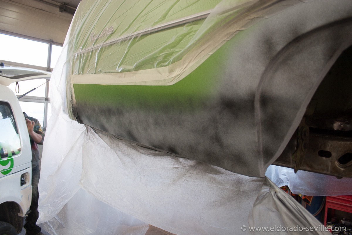 In the paintshop. The lower edge behind the rear wheels had suffered a bit over the last 41 years... I decided to have it fixed properly and sacrifice a little of the original paint for this „frown“-Emoticon Also the area around the fender skirts needed a little attention to look like new again. No real severe rust issue, but more of a preventive and cosmetic measure... Fenderskirts will be repainted as well... These areas are now in primer and filler and will be painted soon