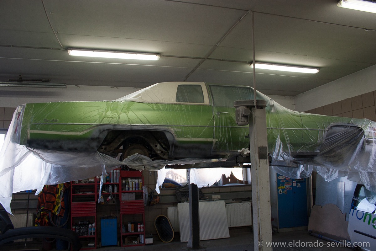 In the paintshop. The lower edge behind the rear wheels had suffered a bit over the last 41 years... I decided to have it fixed properly and sacrifice a little of the original paint for this „frown“-Emoticon Also the area around the fender skirts needed a little attention to look like new again. No real severe rust issue, but more of a preventive and cosmetic measure... Fenderskirts will be repainted as well... These areas are now in primer and filler and will be painted soon